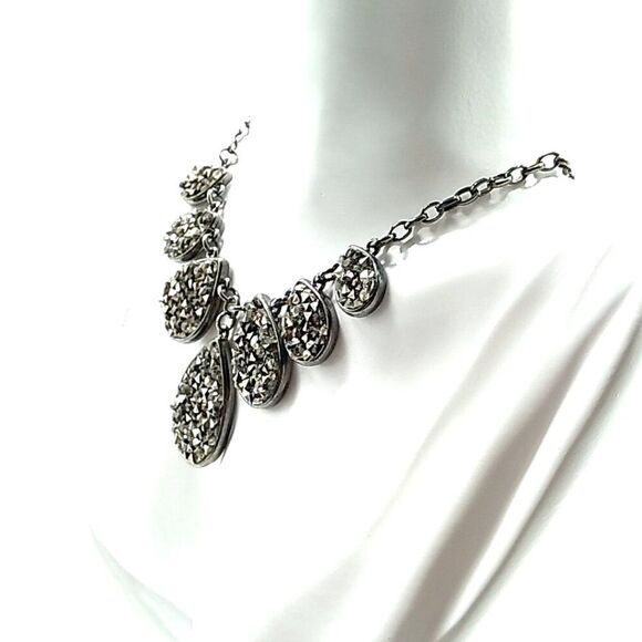 Charming Charlie Black Stone Bib Necklace On Black Gunmetal Chain - Picture 4 of 13